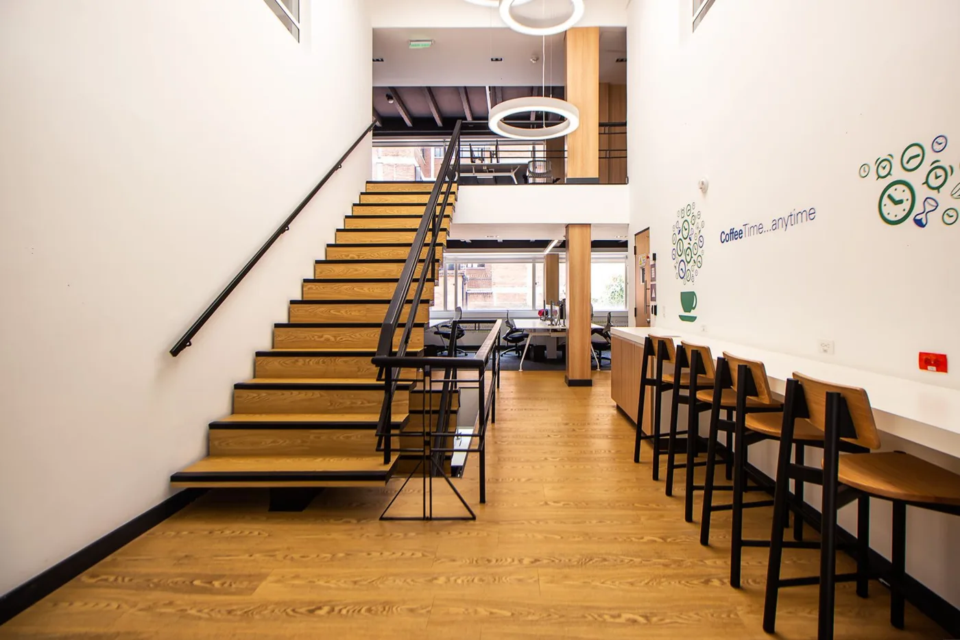 Light-filled workplace with integrated lighting and open interiors